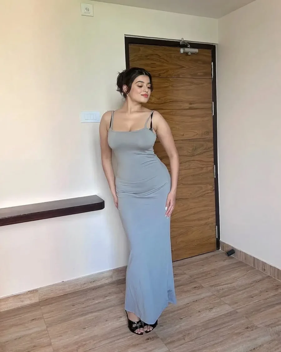 Anusha Indian escort profile in elegant evening fashion