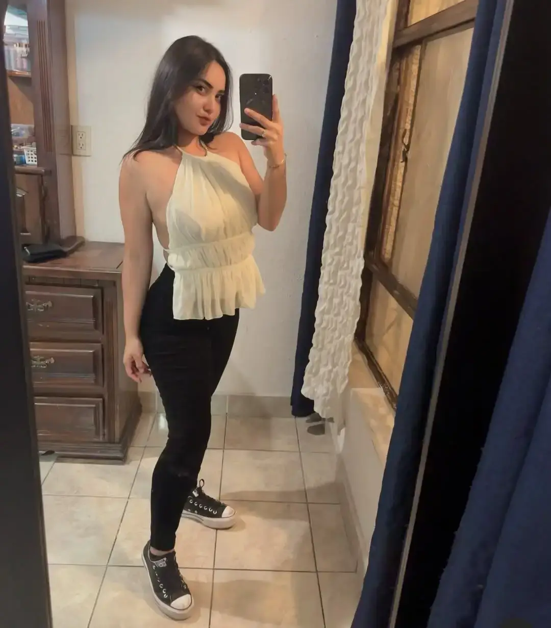 Aysha Pakistani escort profile in a luxury Dubai hotel