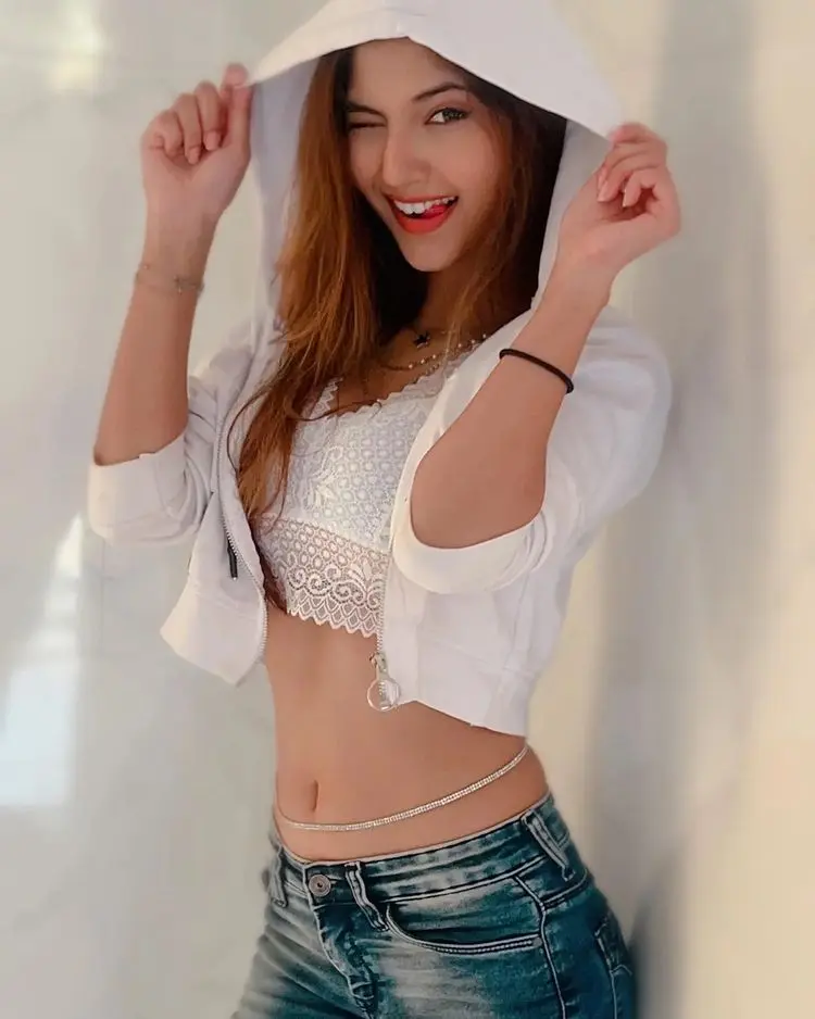 Iqra Pakistani escort profile in elegant evening fashion